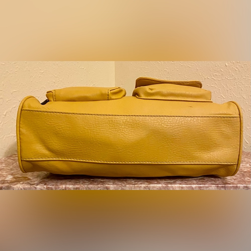 LEATHER Shoulder Bag; Mustard; Multi pocket; Vintage; EUC. - Picture 5 of 7